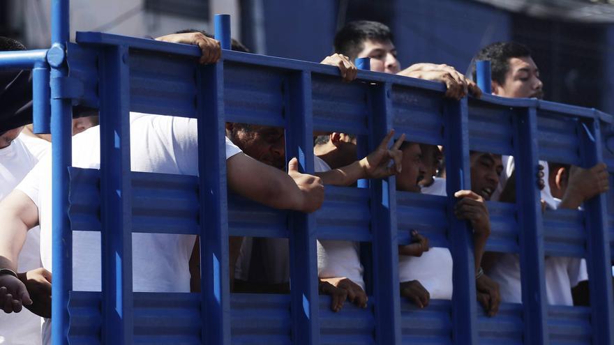 Supuestos pandilleros detenidos durante el estado de excepción son trasladados a una cárcel, en San Salvador, en una fotografía de archivo. (EFE/Rodrigo Sura)
