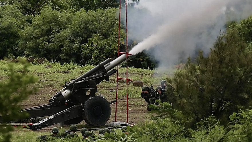Las pruebas anuales de artillería pesada anunciadas por Taiwán se están llevando a cabo en el campo de entrenamiento de Fenggang. (EFE/EPA/Ritchie B. Tongo)