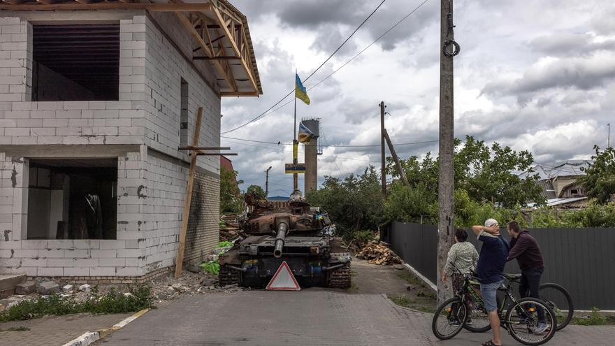 Tanque ucraniano destruido durante un ataque ruso en Hostomel, Ucrania. (EFE/EPA/Roman Pilipey)