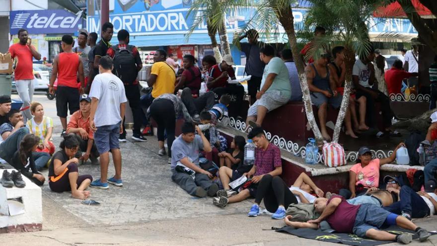 Los migrantes en Tapachula (Chiapas), entre ellos varios cubanos, denunciaron engaños de Migración para mantenerlos varados. (EFE)
