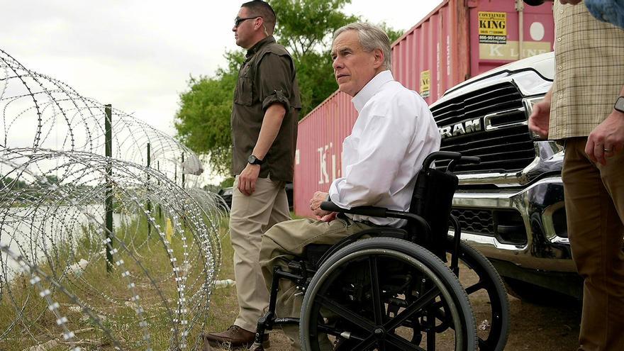 El gobernador de Texas, Greg Abbott, endureció medidas para tratar de contener el cruce de migrantes por el Río Bravo (Facebook/Greg Abbott)