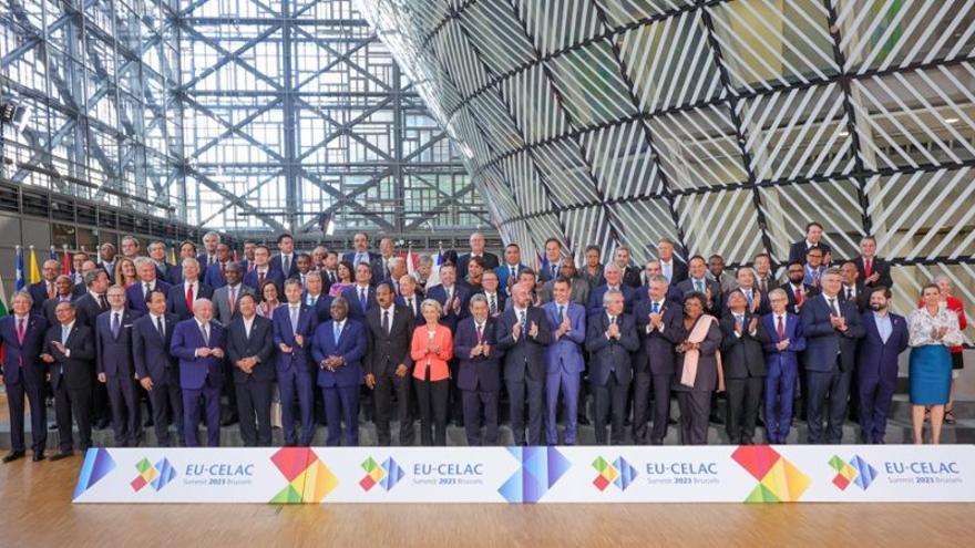 Foto de familia de los líderes de la UE y la Celac, al comienzo de su primera cumbre en ocho años, este lunes en Bruselas. (EFE/EPA/Olivier Matthys)