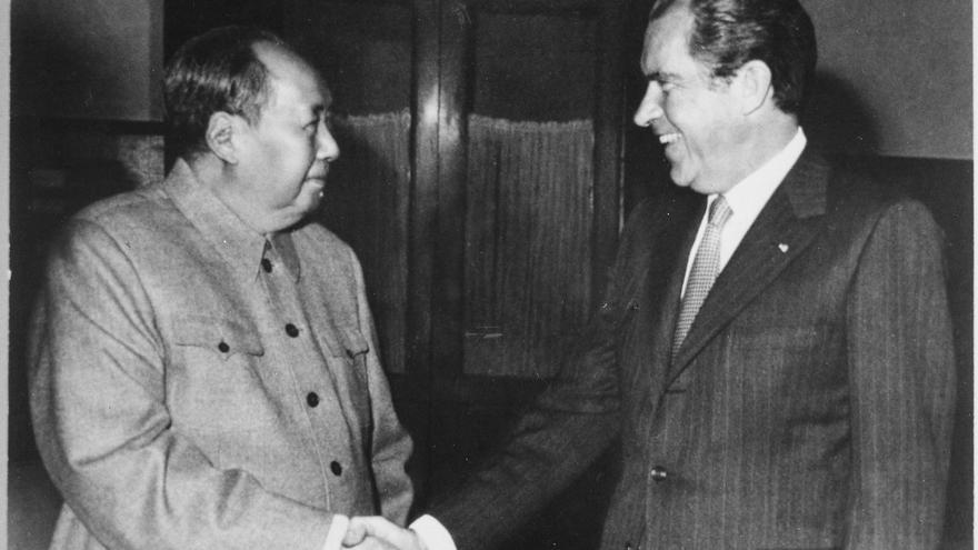 Mao, ya avejentado, recibió a su par con el chascarrillo de que había votado por él en las últimas elecciones. (U.S. National Archives and Records Administration)
