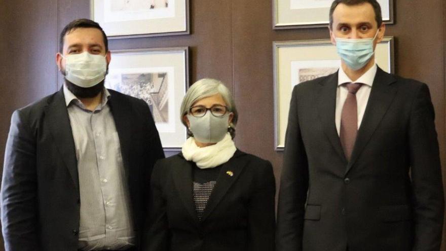 La embajadora de Cuba en Ucrania, Natacha Díaz, flanqueada por el ministro ucraniano de Salud, Víctor Lyashko (derecha), y su viceministro, Olexander Komarida. (Prensa Latina)