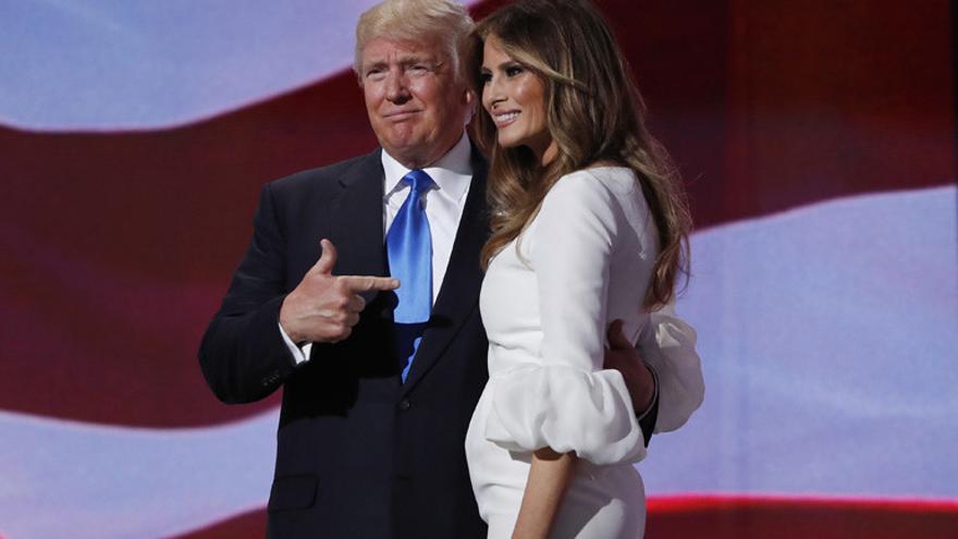 El candidato republicano a la presidencia de Estados Unidos, Donald Trump junto a su esposa, la exmodelo eslovena, Melania Trump. (EFE)