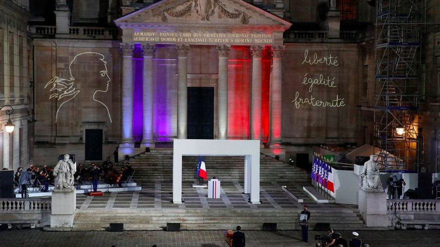 La Universidad parisina de la Sorbona, "lugar del humanismo" y del "saber universal", fue el escenario de un acto breve y solemne, en el que el féretro de Samuel Paty entró a hombros de la Guardia Republicana. (EFE)