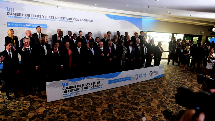 Foto grupal de los jefes de Estado asistentes a la VII Cumbre de la Celac durante la jornada inaugural, en Buenos Aires (Argentina). (EFE/Matías Campaya)