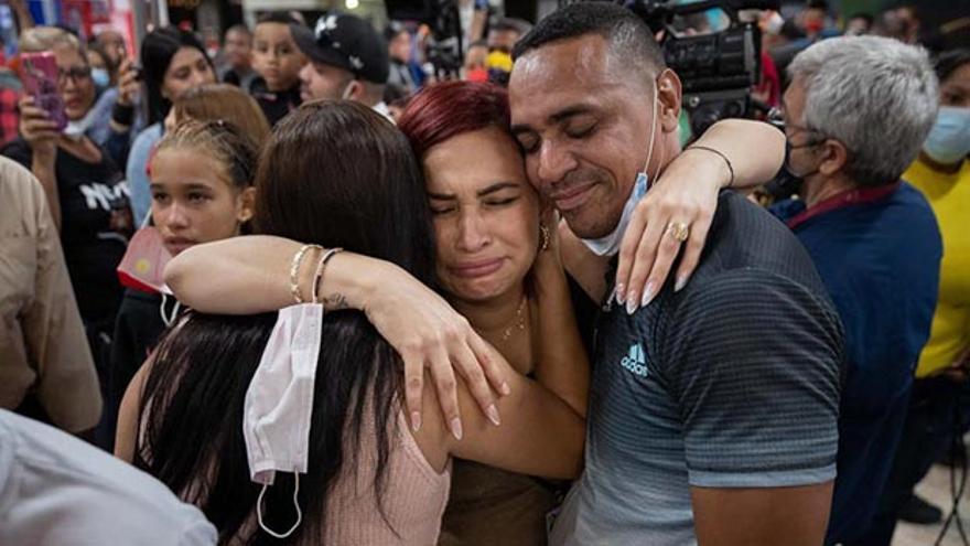 Victoria Valdivieso es recibida por su familia este 16 de septiembre en el aeropuerto Internacional de Maiquetía de Venezuela. (EFE)
