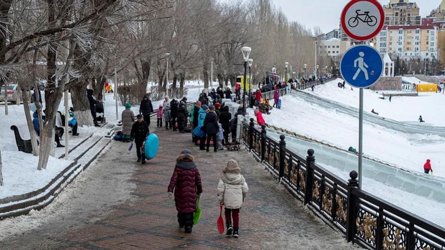 Varias personas pasean por una calle de Nur-Sultan, capital de Kazajistán, este sábado 8 de enero. (EFE/EPA/RADMIR FAHRUTDINOV)