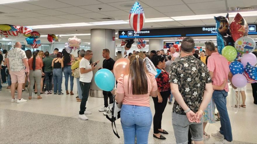 Varias familias, en su mayoría cubanas, en el aeropuerto de Miami esperando la llegada de sus seres queridos beneficiarios del 'parole' humanitario. (14ymedio)