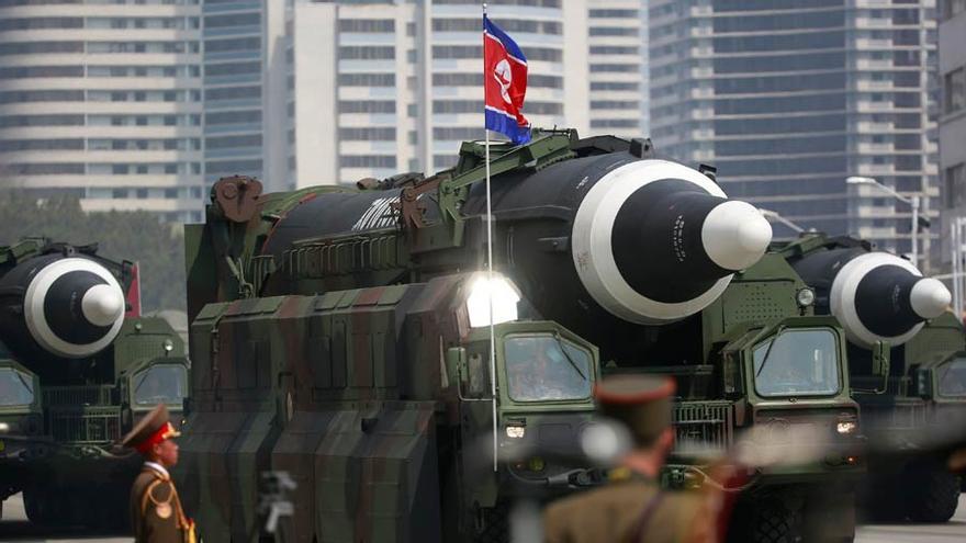 Varios vehículos militares transportan misiles durante el más reciente desfile militar de Corea del Norte en la Plaza Kim Il Sung en Pyongyang. (EFE)