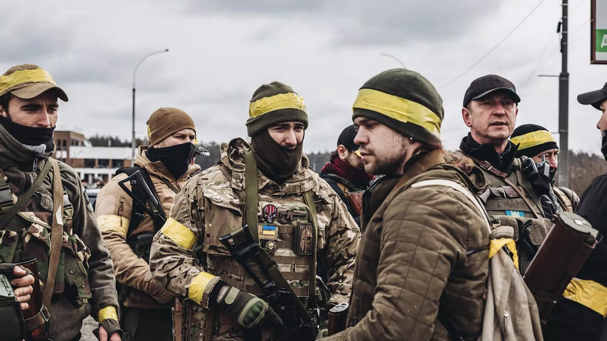 Varios soldados del ejército ucraniano en Irpin (Ucrania). (Europa Press/Diego Herrera)