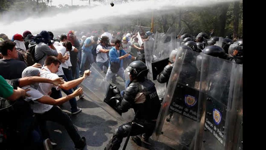 Las protestas sacudieron toda Venezuela. Los manifestantes piden elecciones anticipadas y respaldan a la Asamblea Nacional. (Archivo EFE)