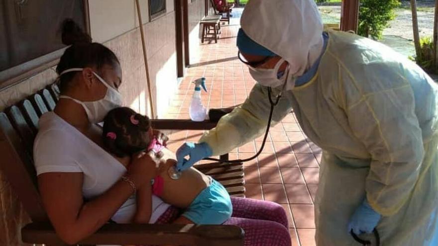 En Venezuela hay desplegados unos 25.000 médicos cubanos en distintas misiones. (Facebook/Misión Médica Cubana en Venezuela)