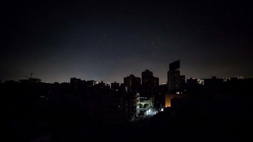 La capital de Venezuela quedó a oscuras por un nuevo corte de luz. El gobierno habla de sabotaje pero otros afirman que es por falta de mantenimiento. (EFE)