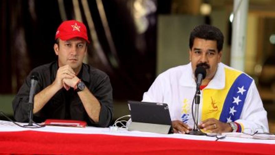 El presidente de Venezula, Nicolás Maduro acompañado por el recién nombrado vicepresidente Tareck El Aissami. (Redes)