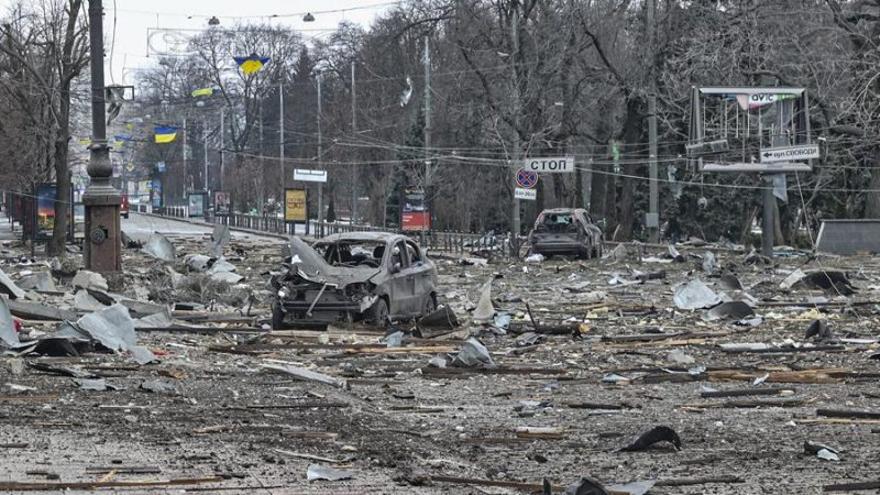Vista de una calle tras un bombardeo ruso en Járkov, Ucrania, el pasado marzo. (EFE/Sergey Dolzhenko)