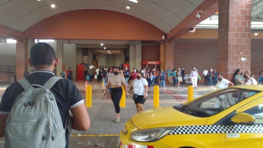 Una de las entradas a la Terminal de Albrook en Ciudad de Panamá. (14ymedio)
