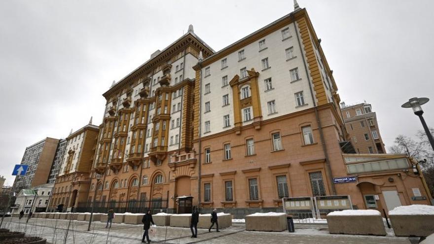 Vista exterior de la embajada de Estados Unidos en Moscú. (EFE)