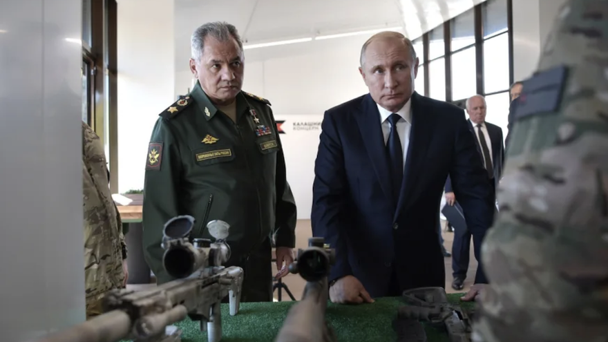 Imagen de archivo del presidente ruso, Vladímir Putin (d), junto al ministro ruso de Defensa, Serguéi Shoigú. (EFE/Alexei Nikolsky/Sputnik/Kremlin Pool)