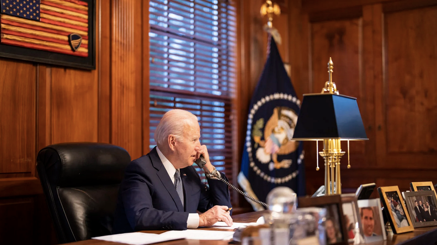El presidente estadounidense, Joe Biden, durante la llamada con su homólogo ruso, Vladímir Putin, este jueves. (EFE/EPA/Adam Schultz /The White House)
