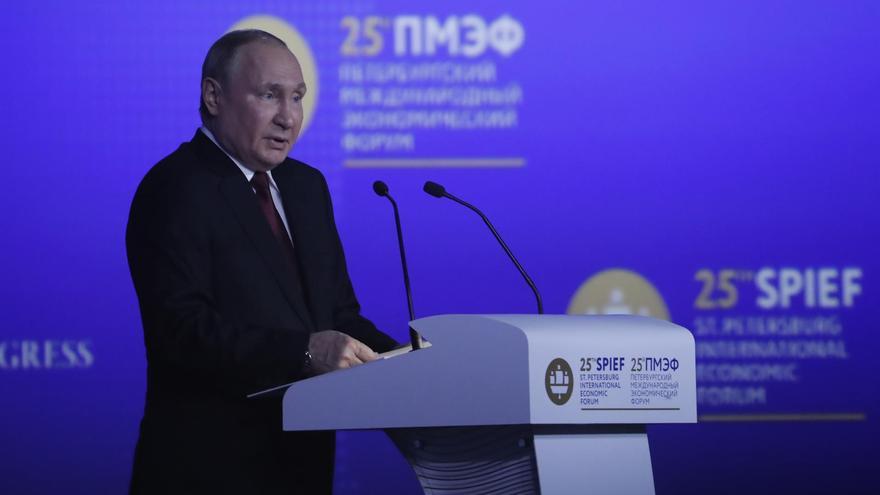 Vladimir Putin habla durante el Foro Económico Internacional de San Petersburgo. (EFE) 