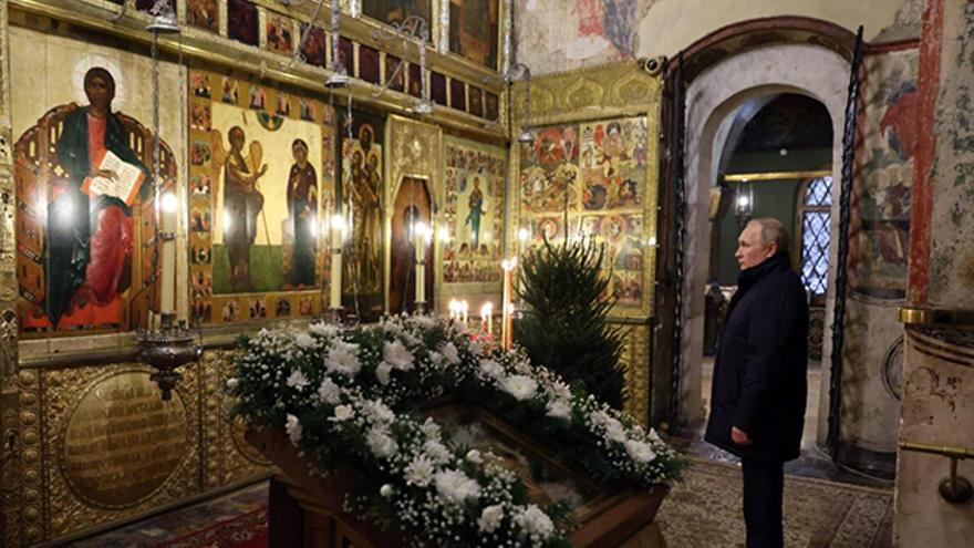 El presidente ruso, Vladímir Putin, asiste a un servicio de Navidad en la Catedral de la Anunciación en el Kremlin en Moscú. (EFE)