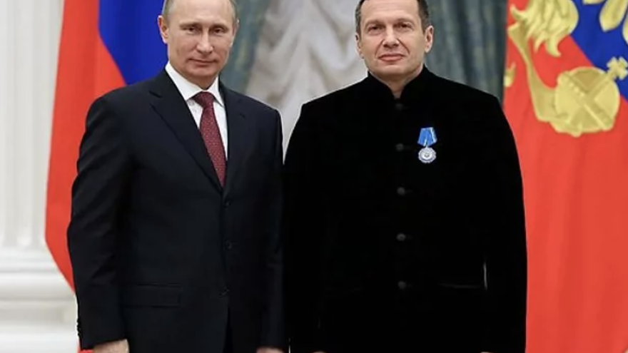 Vladímir Soloviov, a la derecha, junto al presidente ruso, Vladímir Putin. (Kremlin)