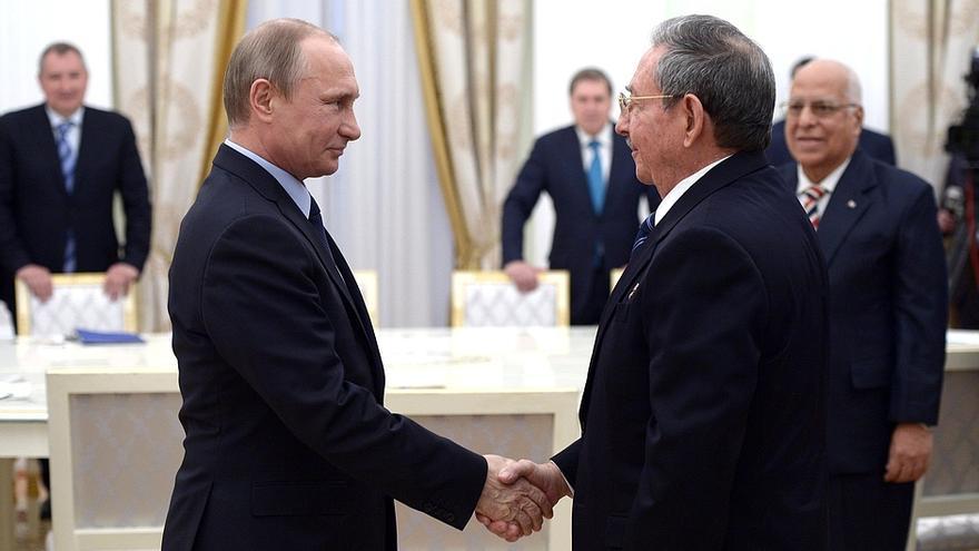El presidente ruso, Vladmir Putin, y su homólogo cubano, Raúl Castro. (Kremlin)