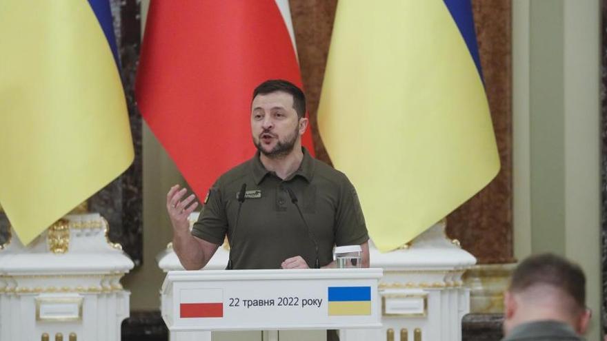 Volodímir Zelenski, que ha acusado a Rusia de robar el trigo ucraniano en las regiones ocupadas por sus tropas, aseguró que el bloqueo ruso ha inmovilizado 22 millones de toneladas de granos. (EFE)