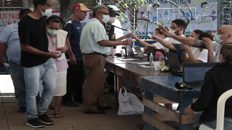 Votantes en la junta receptora de votos del colegio Benjamin Zeledón, durante las elecciones presidenciales en Managua (Nicaragua). (EFE/Jorge Torres)