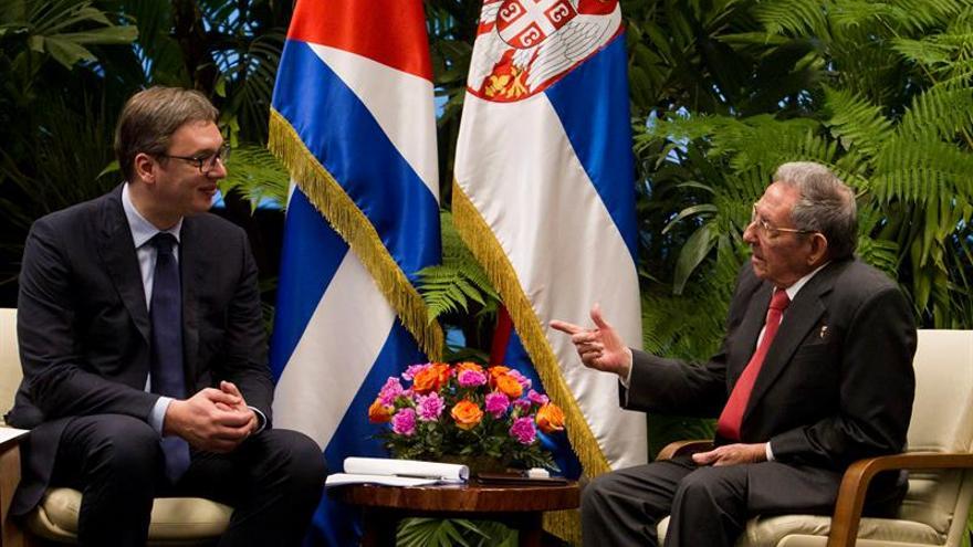 Vucic (izquierda) reafirmó su intención de negociar convenios con varios ministerios cubanos, entre ellos el de Agricultura. (EFE)