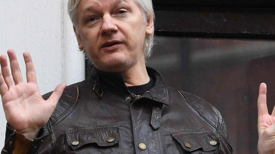 Foto de archivo del fundador de WikiLeaks Julian Assange mientras atiende a la prensa desde un balcón de la Embajada de Ecuador en Londres. (EFE)