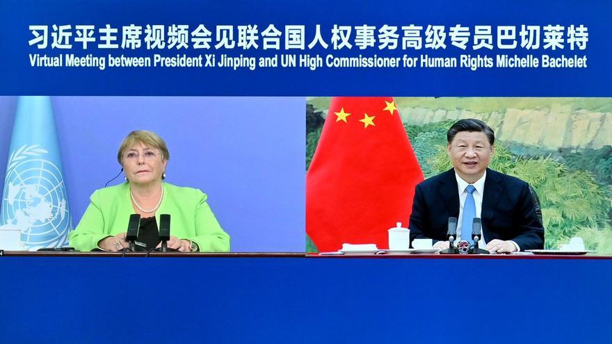 Xi y Bachelet, que visita el país asiático hasta el viernes, mantuvieron una reunión virtual un día después de que aparecieran nuevas publicaciones que documentan presuntas violaciones de derechos humanos. (@SpokespersonCHN)