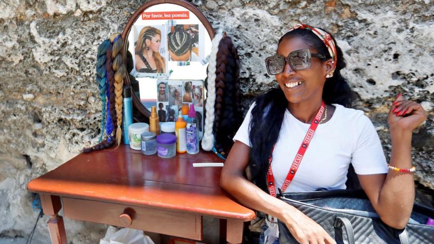 Yolaine Casanova, quien realiza peinados a turistas, espera la llegada de clientes este martes 4 de junio en La Habana. (EFE)