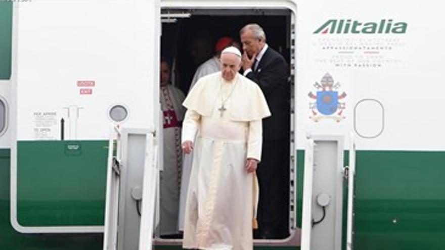 El papa en el aeropuerto romano de Fiumicino. (Official Vatican Network)