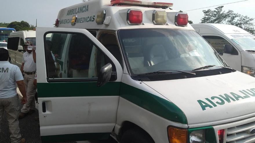 El chofer de la ambulancia logró escapar y abandonó a los migrantes cubanos. (INM)