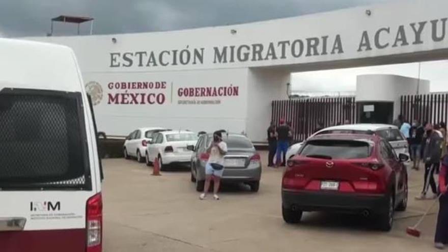 Los cubanos aparcaron sus vehículos e impidieron el acceso de la puerta principal de la estación migratoria. (Captura)