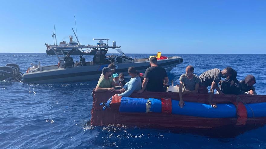 Un grupo de balseros cubanos detenido el pasado 9 de diciembre de 2021, aproximadamente a 40 millas al sur de Cayo Hueso, Florida. (Twitter/@USCG)