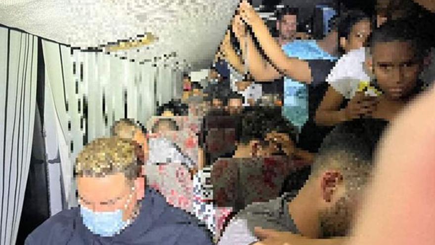 Las autoridades mexicanas de Migración detuvieron a 80 cubanos que serían trasladados en una guagua con cupo para 35 personas. (INM)