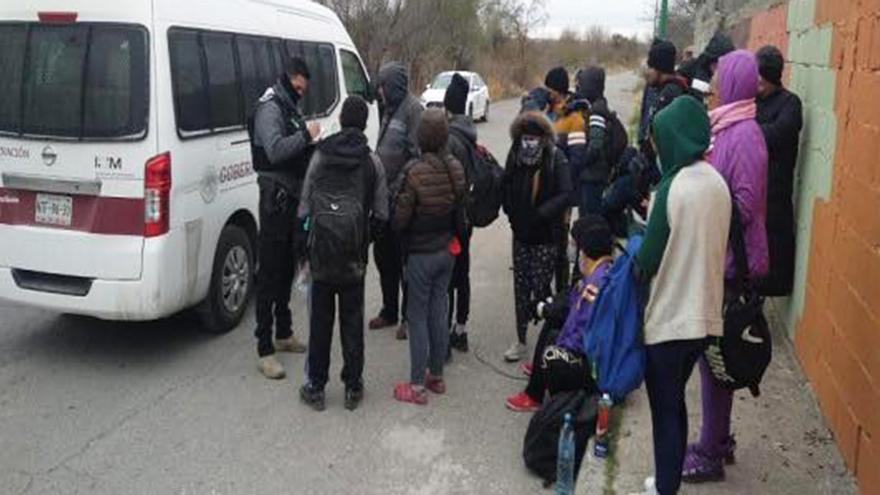 En un recorridos de las autoridades municipales de Piedras Negras, Coahuila, arrestaron a un grupo de 21 migrantes cubanos. (INM)