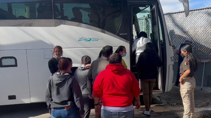 Las autoridades migratorias de México llevan a cubanos retornados en ómnibus a estados alejados de la frontera. (Captura)
