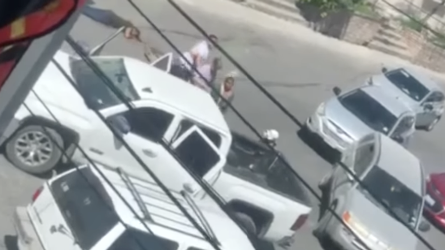 Una mujer yace herida en la calle luego de una balacera, el viernes, en la ciudad mexicana de Matamoros (Tamaulipas). (Captura)