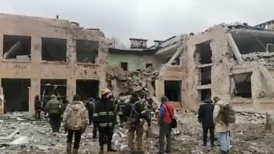 Estado de un edificio tras el bombardeo ruso de la ciudad ucraniana de Chernigov, al norte de Kiev. (Captura)
