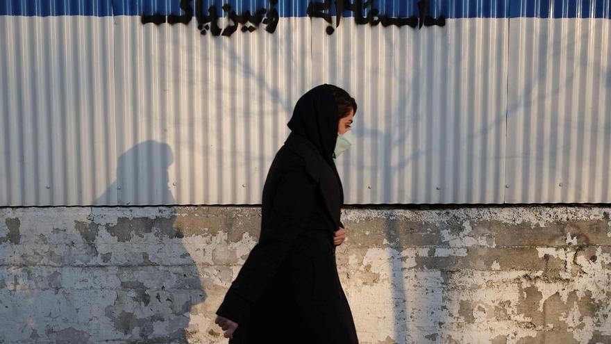 Una mujer camina por Teherán cubierta con un velo. (EFE/Jaime León)