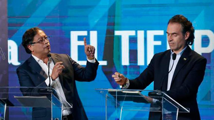 El candidato presidencial por la coalición Equipo por Colombia, Federico Gutiérrez (der), y el candidato por el Pacto Histórico, Gustavo Petro, participan en un debate en Bogotá. (EFE/ Mauricio Dueñas Castañeda).