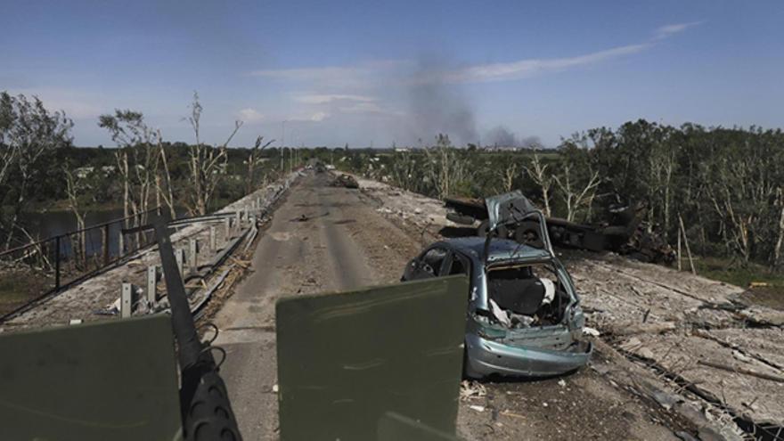Un tanque ucraniano en una carretera dañada cerca de la línea del frente en la ciudad de Severodonetsk, región de Lugansk, el 2 de junio de 2022, donde se produjeron intensos combates. (EFE)