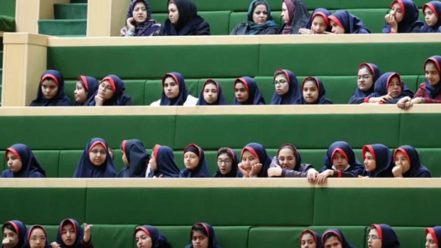 Los colgecios de niñas en Teherán tambié reportan casos de envenenamiento. (EFE)