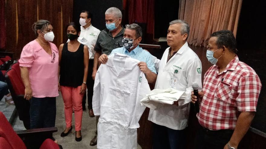 Una comitiva de médicos cubanos con autoridades sanitarias del estado mexicano de Nayarit. (Gobierno de Nayarit)