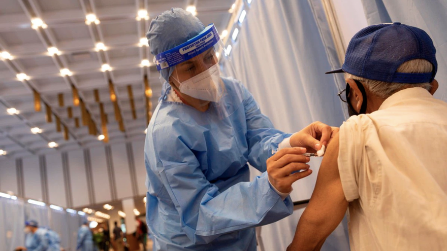 Una enfermera aplica una dosis de la vacuna contra el coronavirus Sputnik V. (EFE/Rayner Peña R/Archivo)